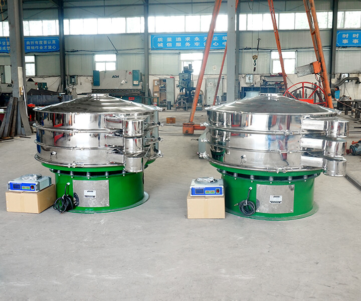 超聲波振動篩加裝了超聲波篩分系統(tǒng)，適用于強吸附性、易團(tuán)聚、高靜電、輕比重等精細(xì)粉末篩分